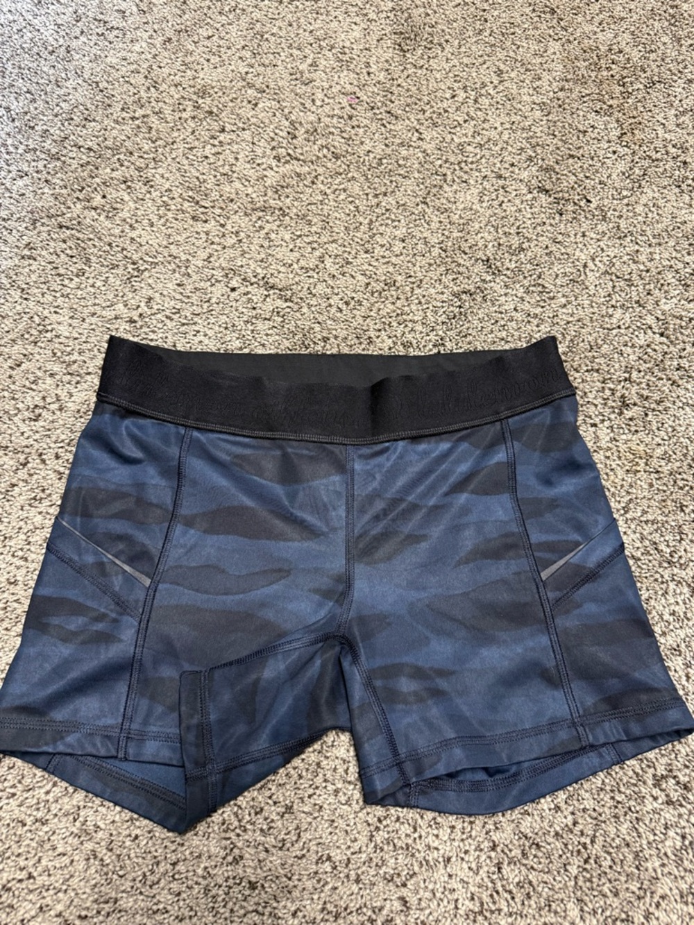Lululemon Women’s Navy Camo Performance Shorts Size 6